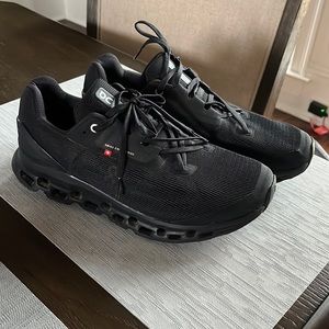 Mens ON running shoes - Black Men’s size 9
